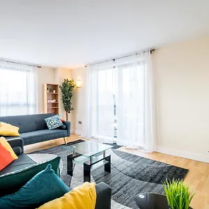 Spacious 2 Bed, 2 Bath, Free Parking & Wifi Apartment
